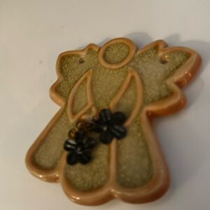 Angel Ceramic Glazed Metal Flowers 4"x3-1/2"x3/8" Tan & Green